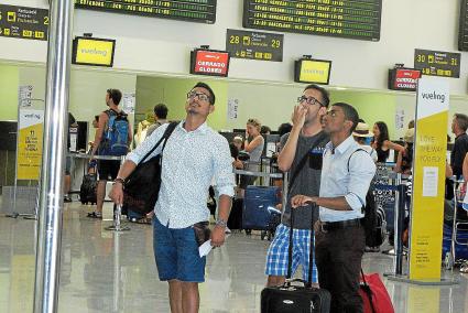 Las tasas aeroportuarias que aplica el Ministerio de Fomento sobre los billetes, junto a los cargos de gestión de las compañías,