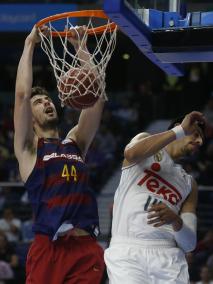 Tomic hunde el balón ante Ayón, reflejo del dominio azulgrana este domingo en el Palacio