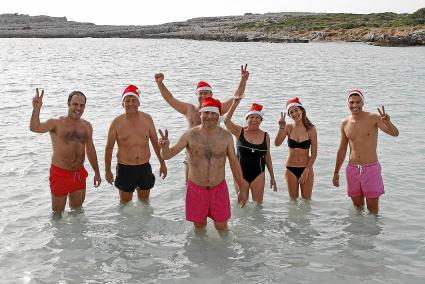 Menorca Sant Lluis playa Binibeca Año Nuevo primer dia Nito Monjo reune a seis personas que se meten en el agua a nadar con el Alberto Gil cirujano tambien nado nadaba