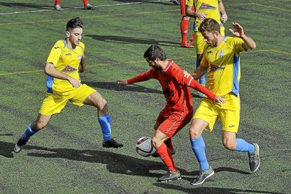 El jugador del Mercadal, Toni Fedelich, presiona a un rival desde detrás