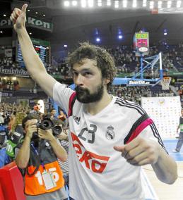 MVP. Llull saluda tras un partido de la pasada final ACB, en que fue elegido MVP.