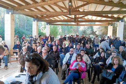 Multitudinaria reunión de vecinos este sábado en la iglesia de Cala en Blanes para debatir sobre el correo