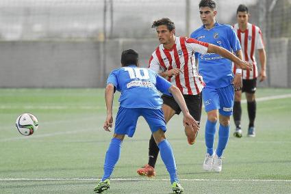 David Mas hace un auto pase durante el partido de este domingo en Son Ferriol, terminado con victoria menorquina