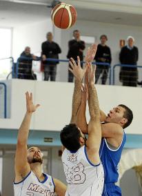 Balsa Mirotic ejecuta un tiro ante la presencia de Jordi Catalán