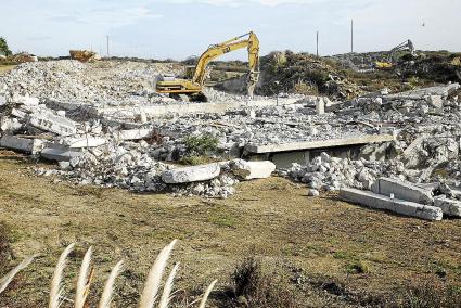 Una máquina destruye los trozos de hormigón en el terreno donde se levantaba el 'mamotreto'