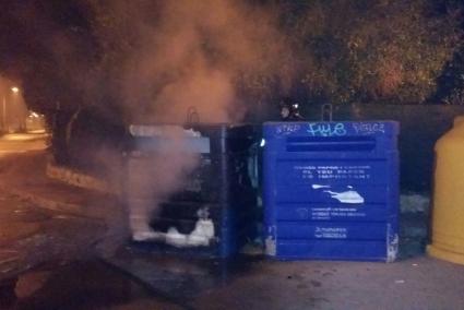 Nuevo contenedor quemado, en la calle Rossinyol de la urbanización de Santandria