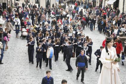 «La conquesta gegant de Menorca». La escenificación en la Plaça Constitució y el anterior pasacalles fueron este sábado en Maó u