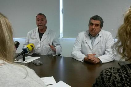 Rueda de prensa del propio, Antoni Gómez Arbona, y el director médico, Josep Oleo