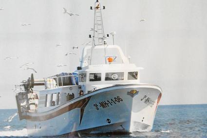 Un barco pesquero surcando las aguas de Menorca