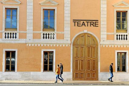 Invisible. Las puertas cerradas del teatro ya forman parte del paisaje de la plaza de Es Born de Ciutadella