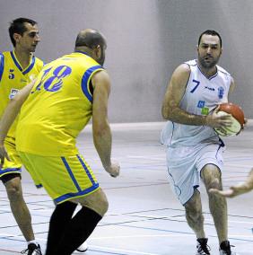 Dan Comas realiza una entrada a canasta ante Zamora y Pitu Jiménez. El base mallorquín de La Salle Mahón, autor de 14 puntos, fu