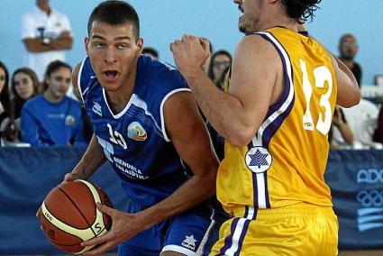 Mirotic trata de burlar la defensa de un jugador del JAC Sants