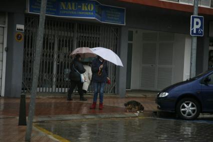 La lluvia y el viento han llegado este domingo a la Isla