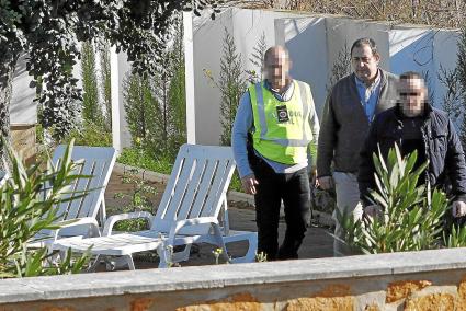 Avel·lí Casasnovas, escoltado por dos agentes de la Policía Judicial, durante el registro de su casa de Cala en Blanes, el pasad