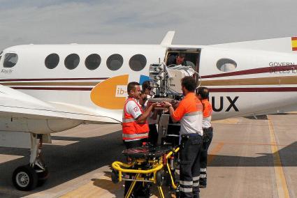 Traslados. Un paciente es introducido en una de las avionetas del IB-Salut en Maó