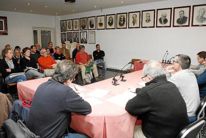 Diálogo tirante. Los representantes de la asociación explicaron el recorrido burocrático y las expectativas de solución con crít