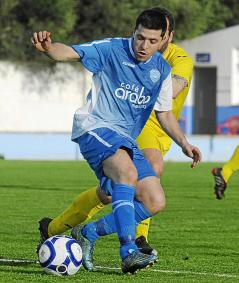 Helenio, cubriendo el balón ante un defensor rival, abrió el marcador