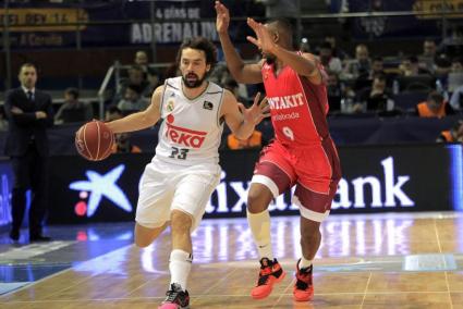 El base del Real Madrid Sergio Llull avanza ante la defensa del base congoleño Jonathan Tabu, del Montakit Fuenlanbrada.