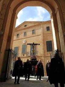 Entrada en la Catedral del venerado Sant Crist dels Paraires, antes de empezar la misa