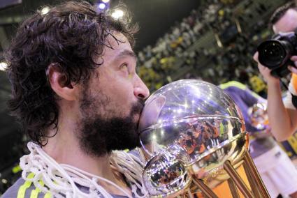 El base del Real Madrid Sergio Llull besa el trofeo al celebrar su victoria en la final de la Copa del Rey de baloncesto, tras d