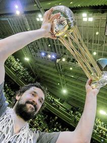 Llull alza el trofeo conquistado el domingo en A Coruña