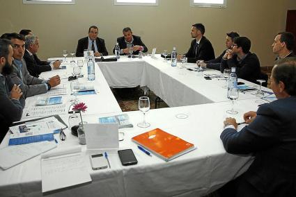 Juan Molas junto a Luis Casals en la reunión con la junta de gobierno de Ashome.