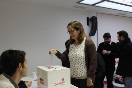 Susana Mora votando en la sede del PSOE de Maó este sábado por la mañana