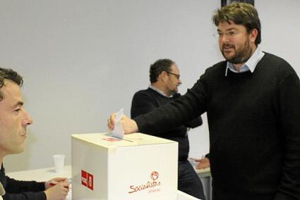 El secretario general del PSOE-Menorca, Vicenç Tur, participando en la consulta