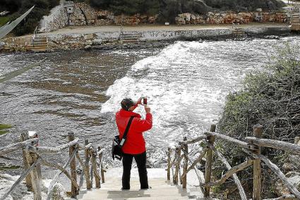 El acceso a la playa de Sa Caleta da directamente al agua