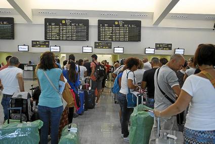 Pasajeros esperando en la terminal del aeropuerto, en una imagen de archivo