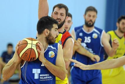 Isma Seguí exhibió su mejor versión en toda la cancha y metió al Sant Lluís en el partido con dos triples al inicio del último