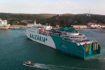 El "Martín i Solor", maniobrando en el puerto de Maó en la mañana de este martes