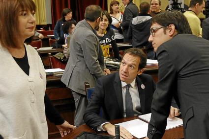 Marc Pons conversa con Iago Negueruela en presencia de la presidenta Armengol, ayer.