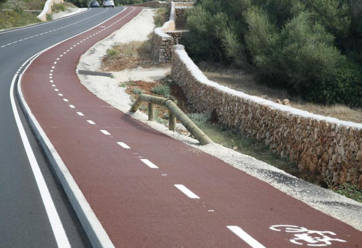 MENORCA - CARRIL BICI EN LA CARRETERA DE ALAIOR A TORRALBA.