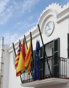 El Ayuntamiento de Sant Lluís, como el de Maó, también ha expresado su protesta poniendo a media asta la bandera de Europa