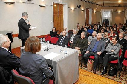 La conferencia despertó el interés de un numeroso público, que llenó el salón de actos del Ateneu