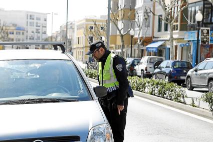 Un agente de la Policía Local llama la atención a un conductor, este viernes en Sa Contramurada