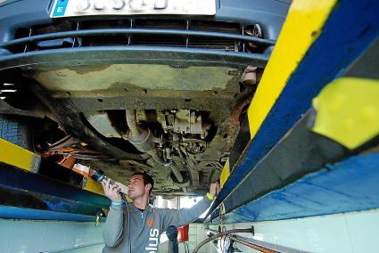 Una de las fases del proceso de Inspección Técnica de Vehículos, en la estación de Ciutadella