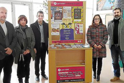 La consellera Susana Mora, con autoridades y con el director del IES Cap de Llevant