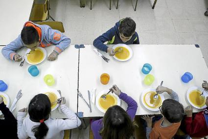 Más niños de Menorca contarán con ayudas para poder comer en sus centros escolares