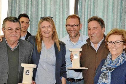 Los ganadores del primer premio, con sus trofeos en la mano, durante la ceremonia de entrega