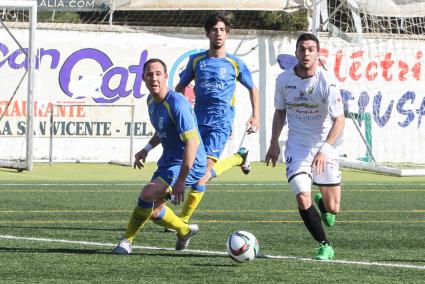 Un jugador de la Peña persigue el balón ante la presencia de José Enrich y Dani