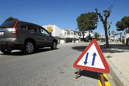 Un coche circulando por la Avenida de la Playa