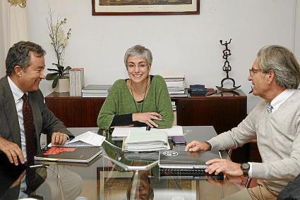 Menorca Mao Ajuntament reunio Batlesa Conxa Juanola i Joan Gual Presi