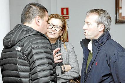 La alcaldesa de Alaior (en el centro), anteayer, conversa con los primeros ediles de Es Migjorn y Es Castell.