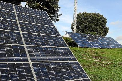 Paneles fotovoltaicos instalados en una finca particular de Menorca