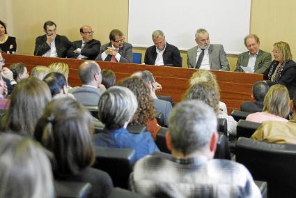 La alumna de la primera promoción de Magisterio, Pilar Ainsa, cerró el turno de intervenciones de los ponentes de la mesa redond