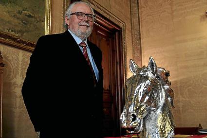 El presidente de la Federació Balear de Trot, Joan Llabata, junto a un busto de un caballo