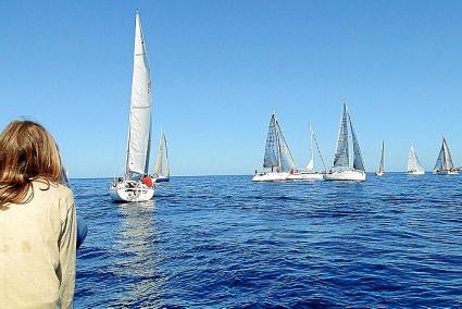 Una aficionada presencia una regata del Insular de hace un año