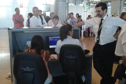 MENORCA - RETRASOS EN EL AEROPUERTO DE MENORCA POR CULPA DE LA COMPAÑIA VUELING.